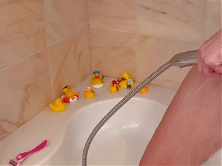 Private show shaving and jerking off in the bathtub